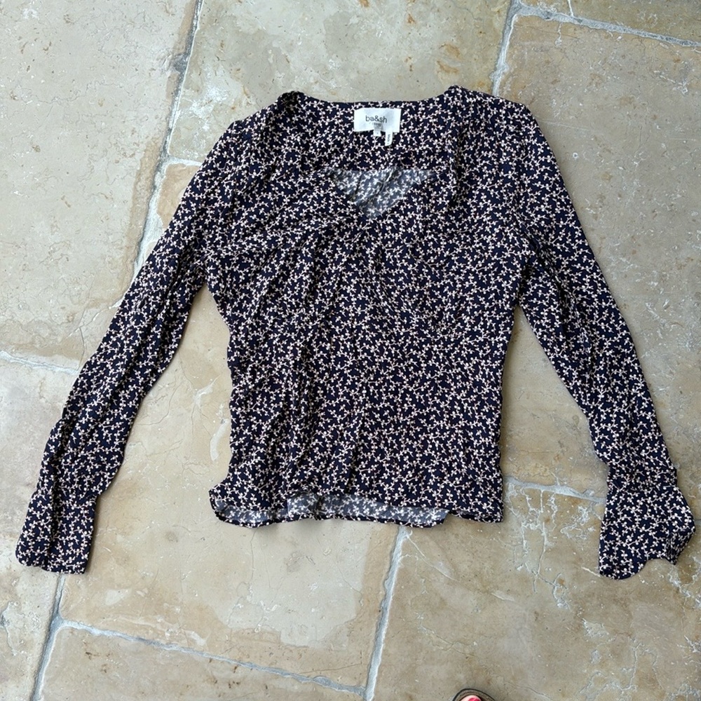 Lovely Ba&sh top with waist flattering, seeming and slightly flares sleeves